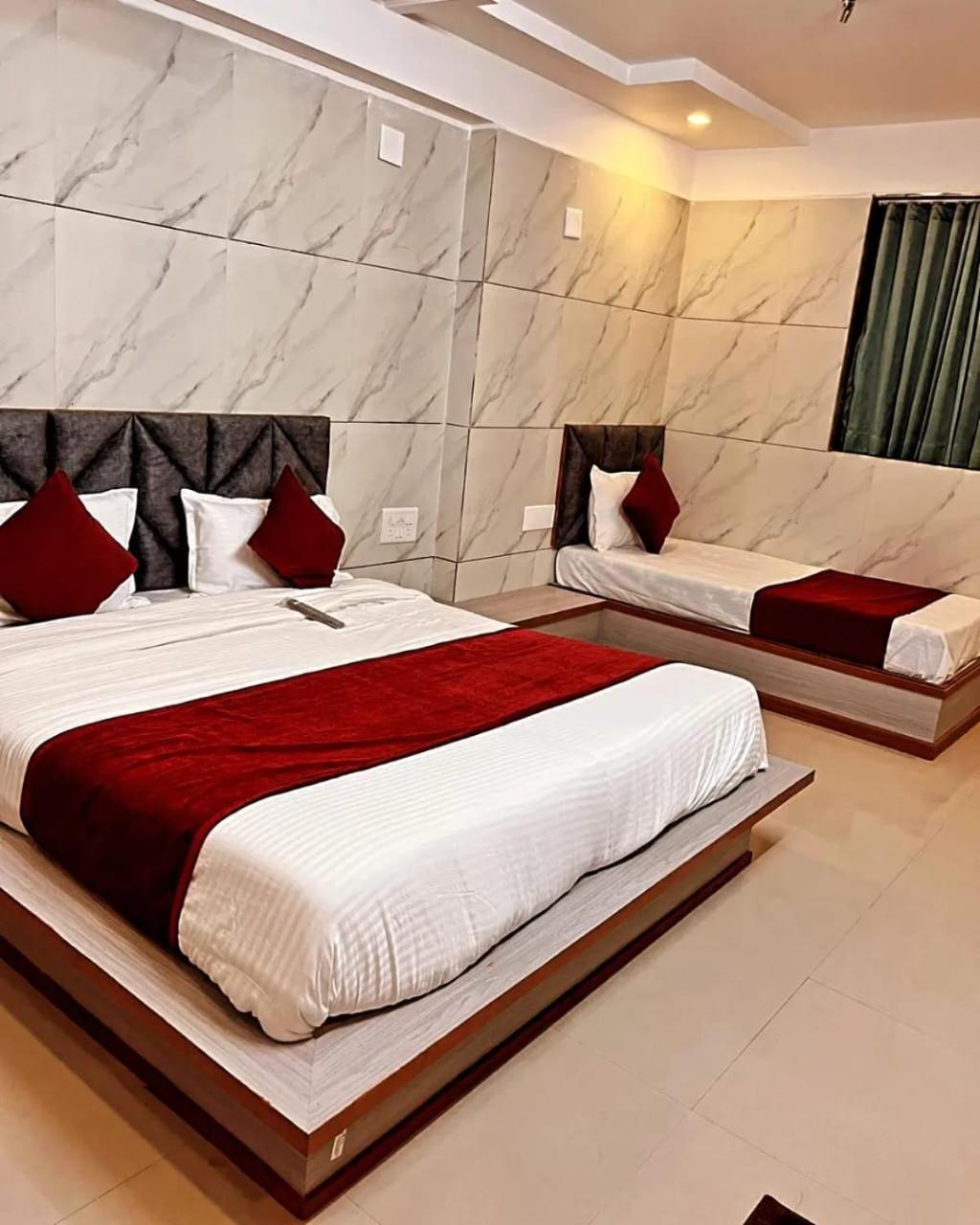 Hotel The Grand Pritam Гандинагар Екстериор снимка