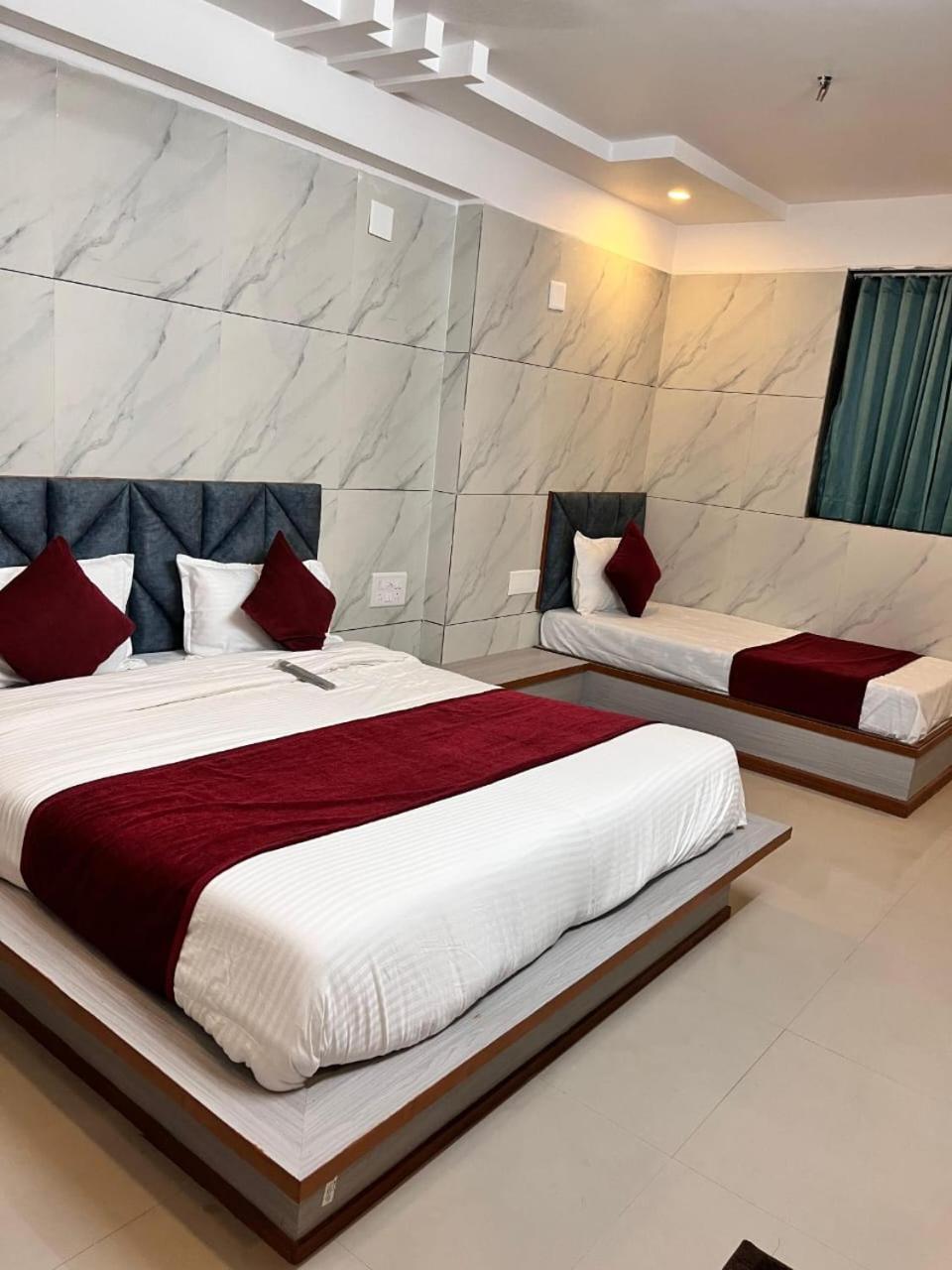 Hotel The Grand Pritam Гандинагар Екстериор снимка