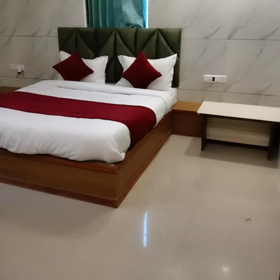 Hotel The Grand Pritam Гандинагар Екстериор снимка